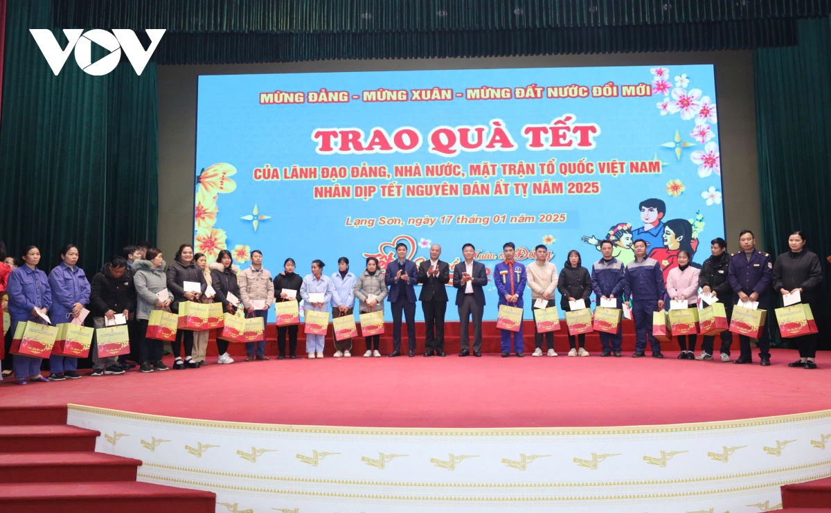 pho thu tuong le thanh long tang qua tet tai lang son hinh anh 5