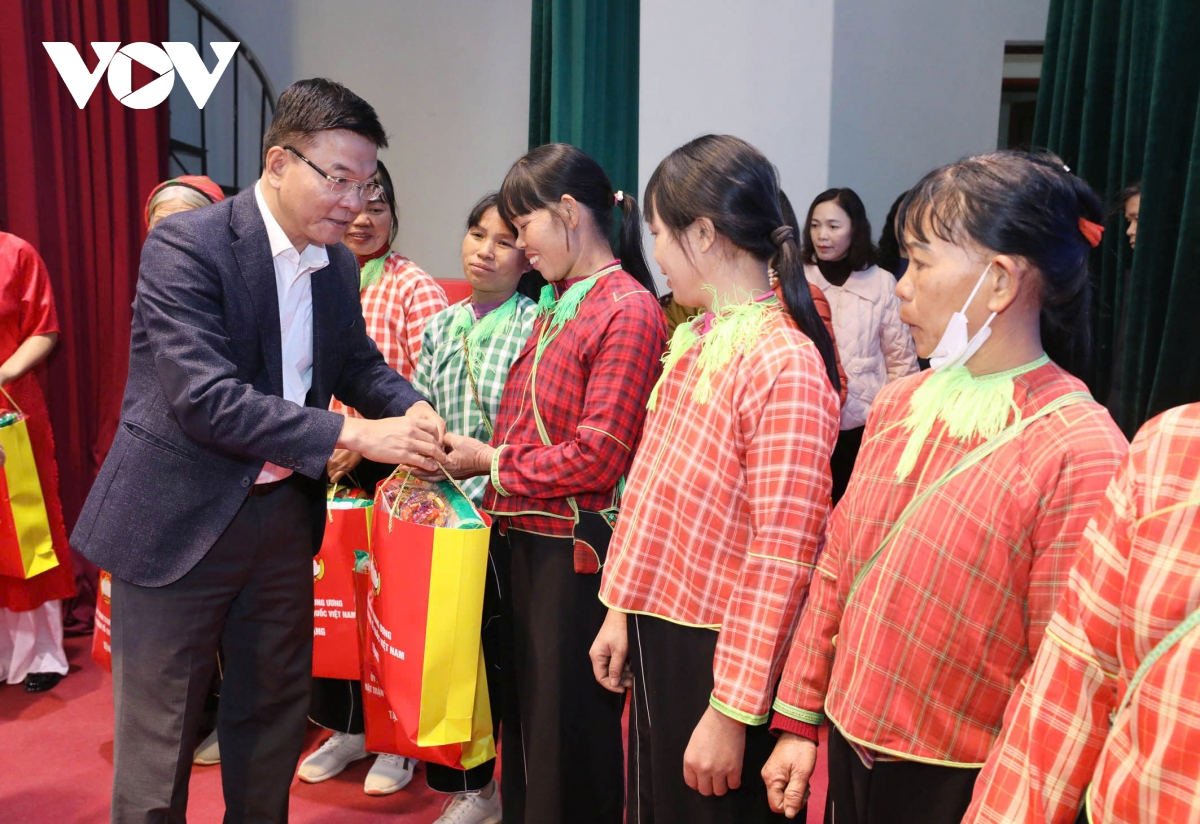 pho thu tuong le thanh long tang qua tet tai lang son hinh anh 4