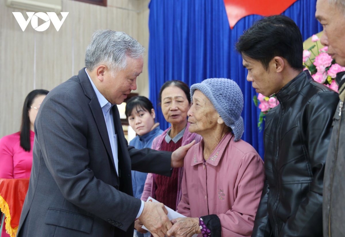 phó thủ tướng nguyễn hoà bình thăm, tặng quà tết tại quảng nam hình ảnh 2 pho thu tuong nguyen hoa binh tham, tang qua tet tai quang nam hinh anh 2