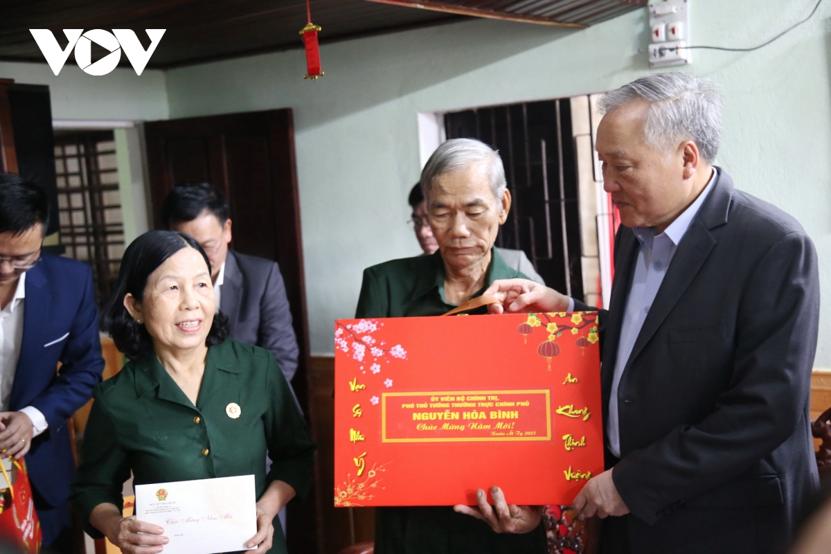 phó thủ tướng nguyễn hoà bình thăm, tặng quà tết tại quảng nam hình ảnh 1 pho thu tuong nguyen hoa binh tham, tang qua tet tai quang nam hinh anh 1
