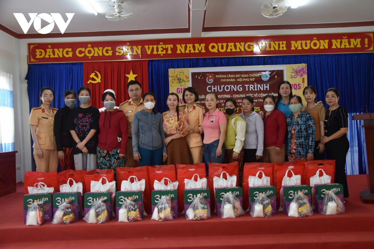 người dân bạc liêu được tặng nước suối, khăn lạnh khi đi xe máy về quê đón tết hình ảnh 3 nguoi dan bac lieu duoc tang nuoc suoi, khan lanh khi di xe may ve que don tet hinh anh 3