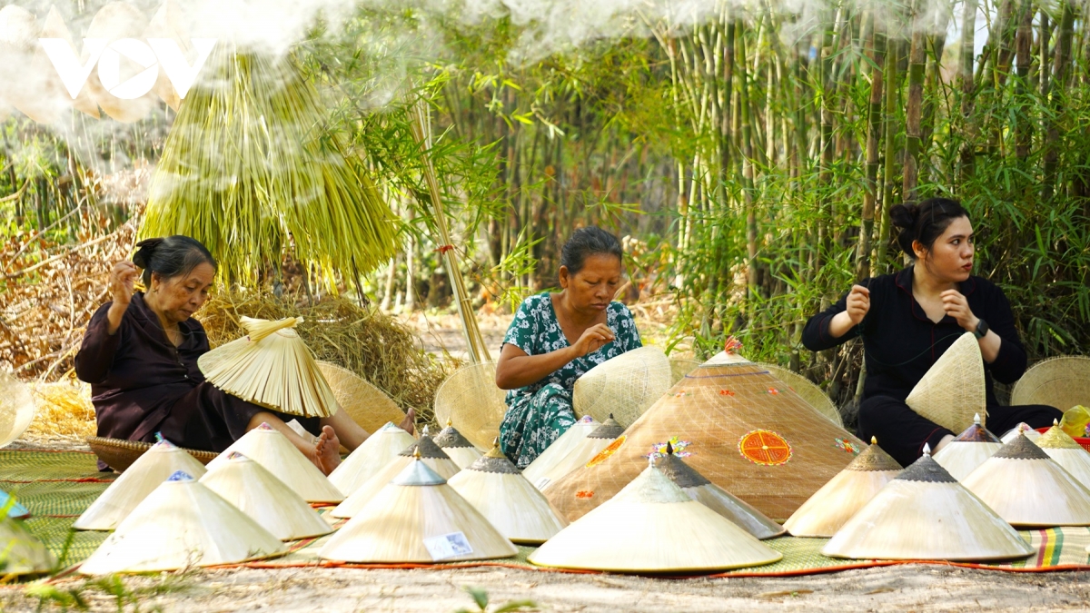 tu lang nghe non ngua phu gia den di san van hoa phi vat the quoc gia hinh anh 8