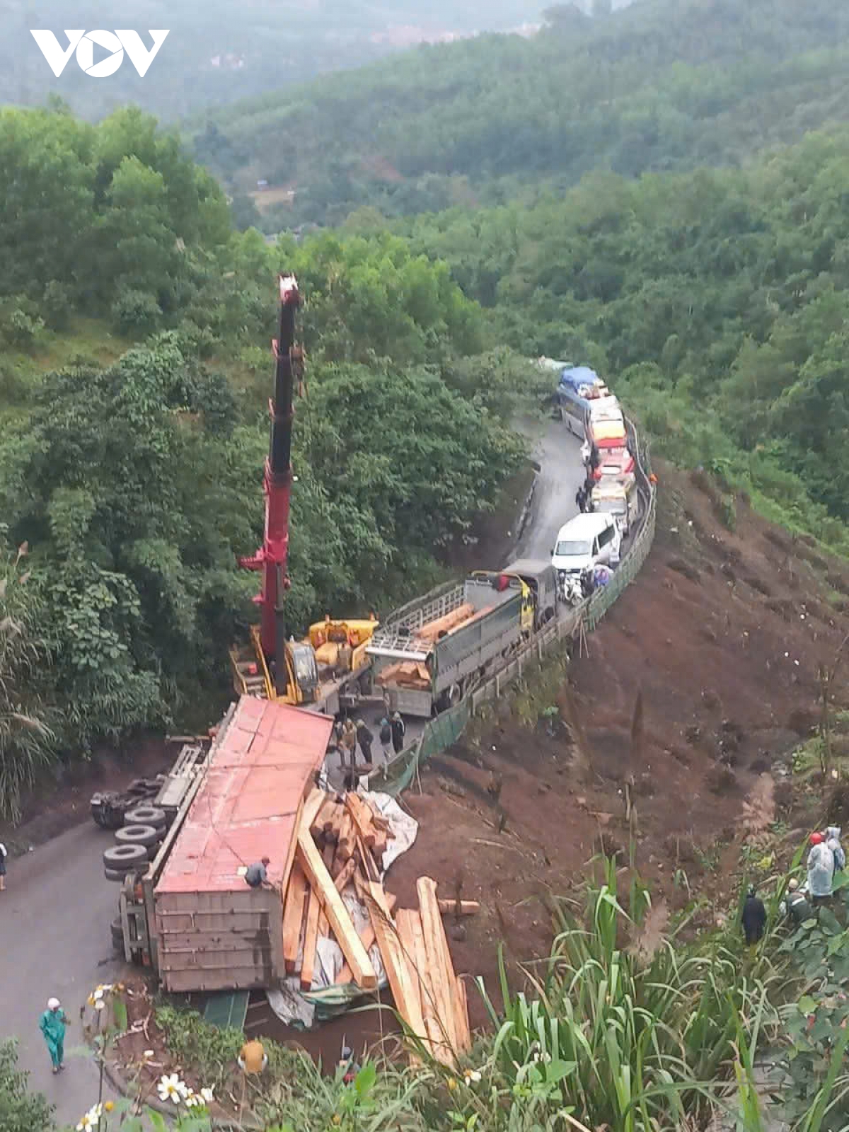 hàng trăm phương tiện bị kẹt do lật xe trên quốc lộ 15d hình ảnh 1 hang tram phuong tien bi ket do lat xe tren quoc lo 15d hinh anh 1