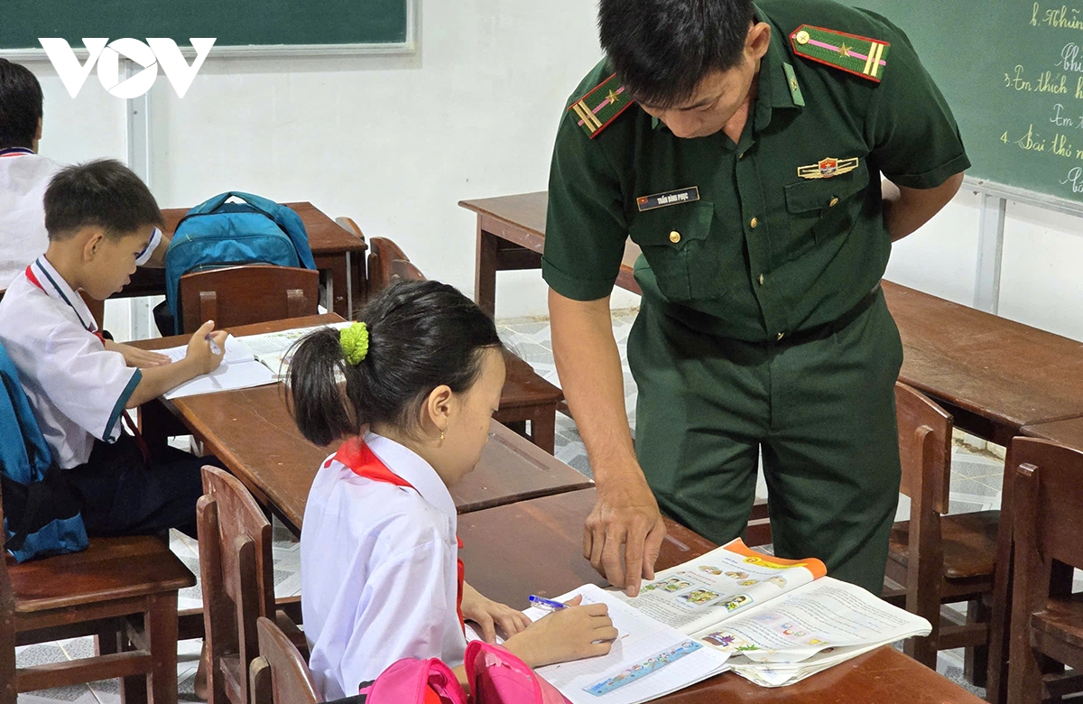 nguoi dang vien quan ham xanh tan tuy noi dao xa hinh anh 2