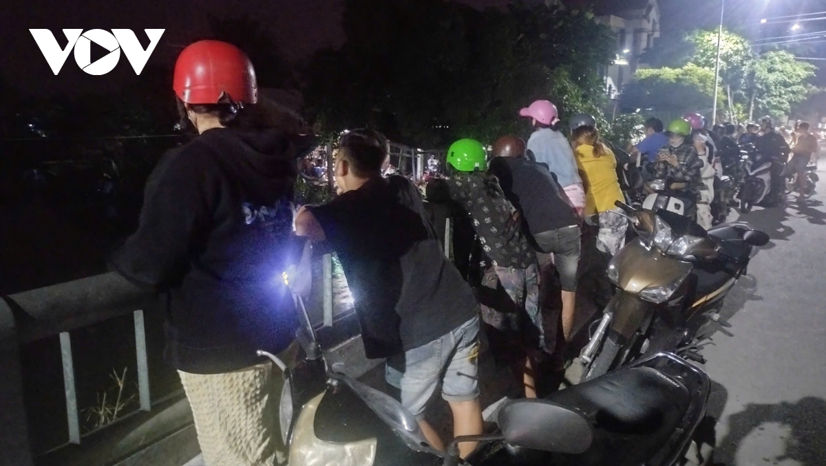 tìm kiếm bé trai 3 tuổi mất tích, nghi rơi xuống dòng nước hình ảnh 2 tim kiem be trai 3 tuoi mat tich, nghi roi xuong dong nuoc hinh anh 2