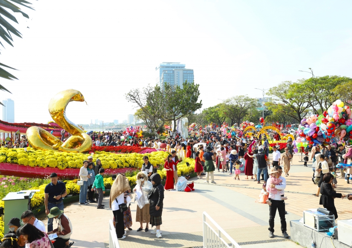 du xuân đường hoa, check-in linh vật Ất tỵ 2025 ở thành phố Đà nẵng hình ảnh 1 du xuan duong hoa, check-in linh vat At ty 2025 o thanh pho Da nang hinh anh 1