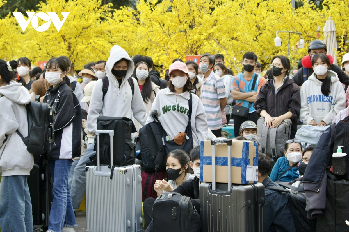 Hàng ngàn sinh viên, người lao động trên “Chuyến xe mùa xuân” về quê đón Tết