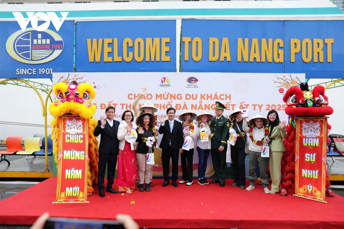 du thuyền chở 800 du khách mỹ xông đất Đà nẵng ngày đầu năm mới Ất tỵ 2025 hình ảnh 1 du thuyen cho 800 du khach my xong dat Da nang ngay dau nam moi At ty 2025 hinh anh 1