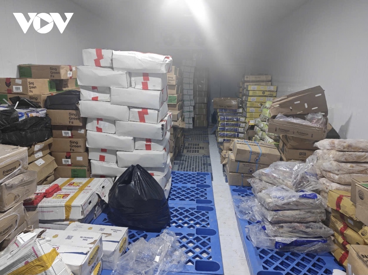 Tiêu hủy hơn 1 tấn ức lợn, bẹ sữa, trứng gà non bốc mùi sắp tuồn ra thị trường