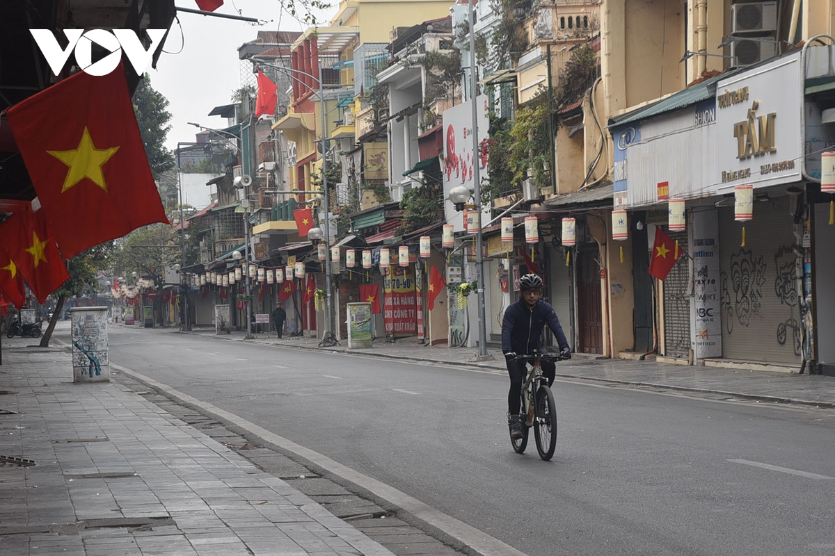 Phố phường Hà Nội bình yên trong sớm mùng 1 Tết Nguyên đán