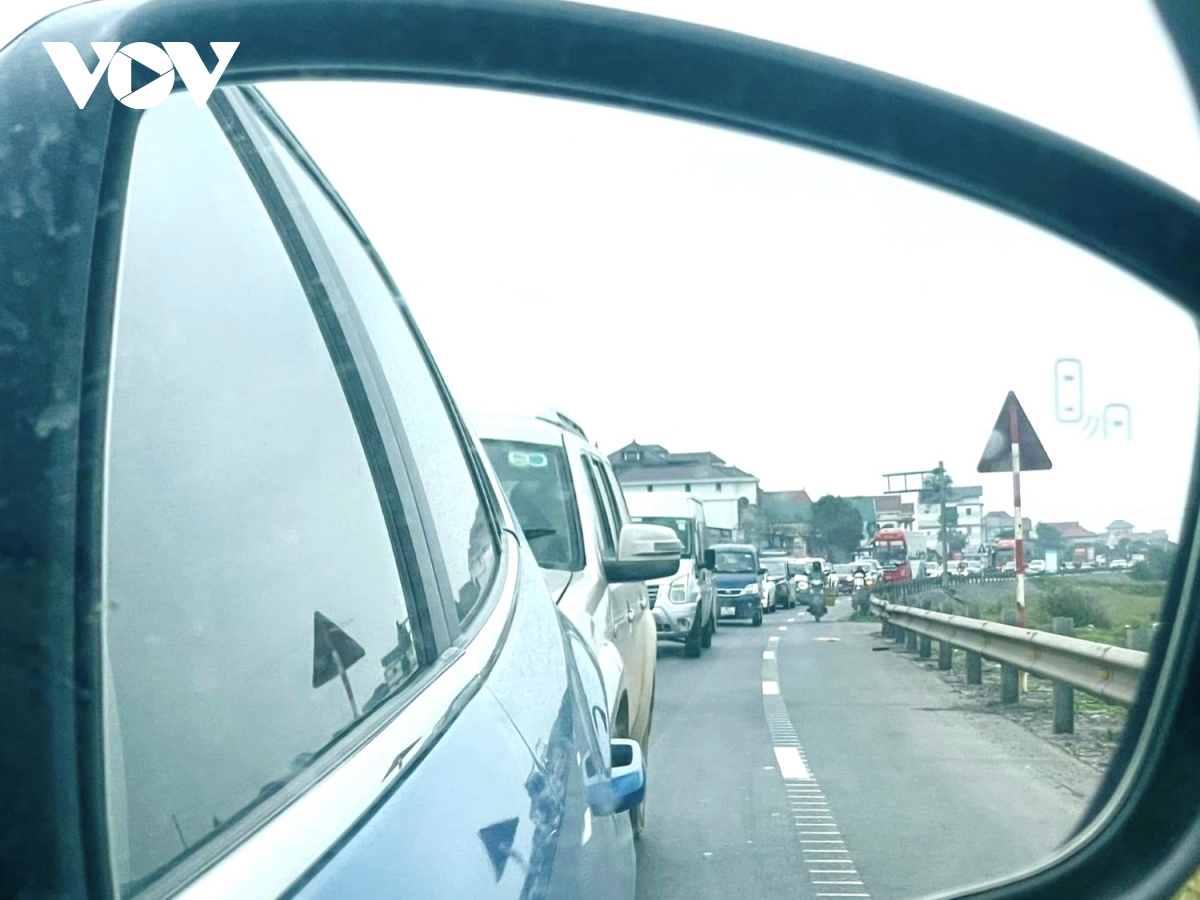 Người về quê ăn Tết đông, Quốc lộ 1A qua cầu Gianh, Quảng Bình ùn tắc hơn 2km