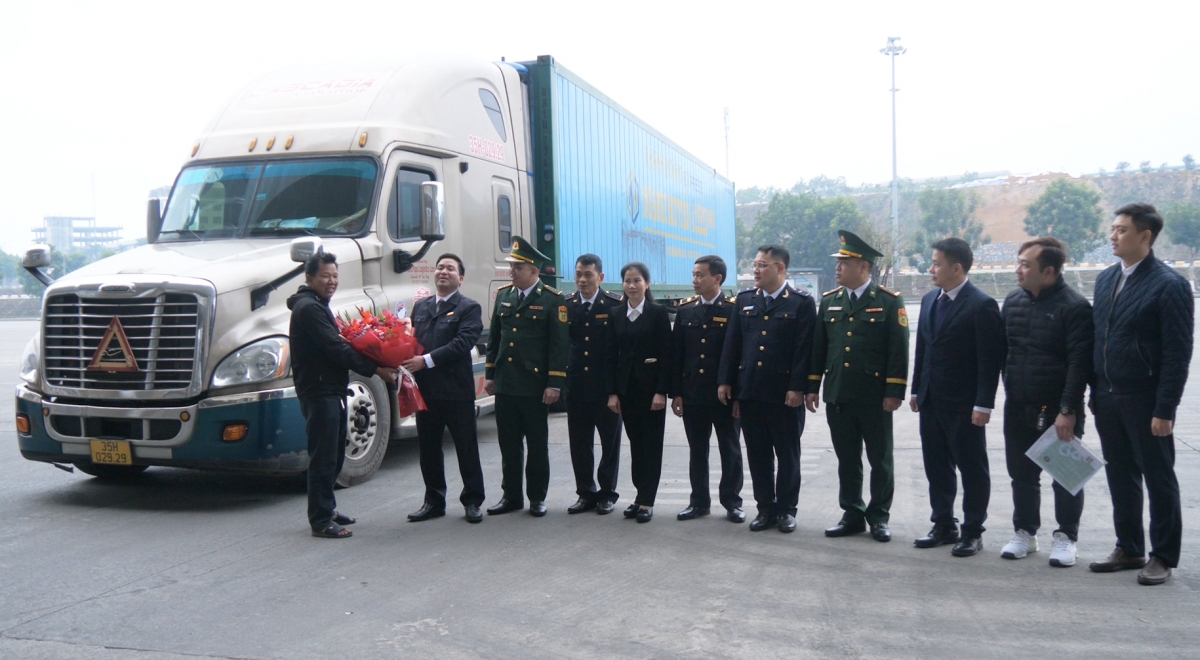 Đẩy mạnh giao thương, đối ngoại trên biên giới lào cai ngay ngày đầu năm mới hình ảnh 2 Day manh giao thuong, doi ngoai tren bien gioi lao cai ngay ngay dau nam moi hinh anh 2