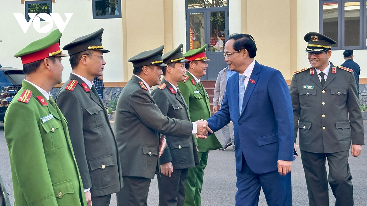 lanh dao quoc hoi tham, tang qua nguoi dan tinh Dak lak, vinh long hinh anh 2