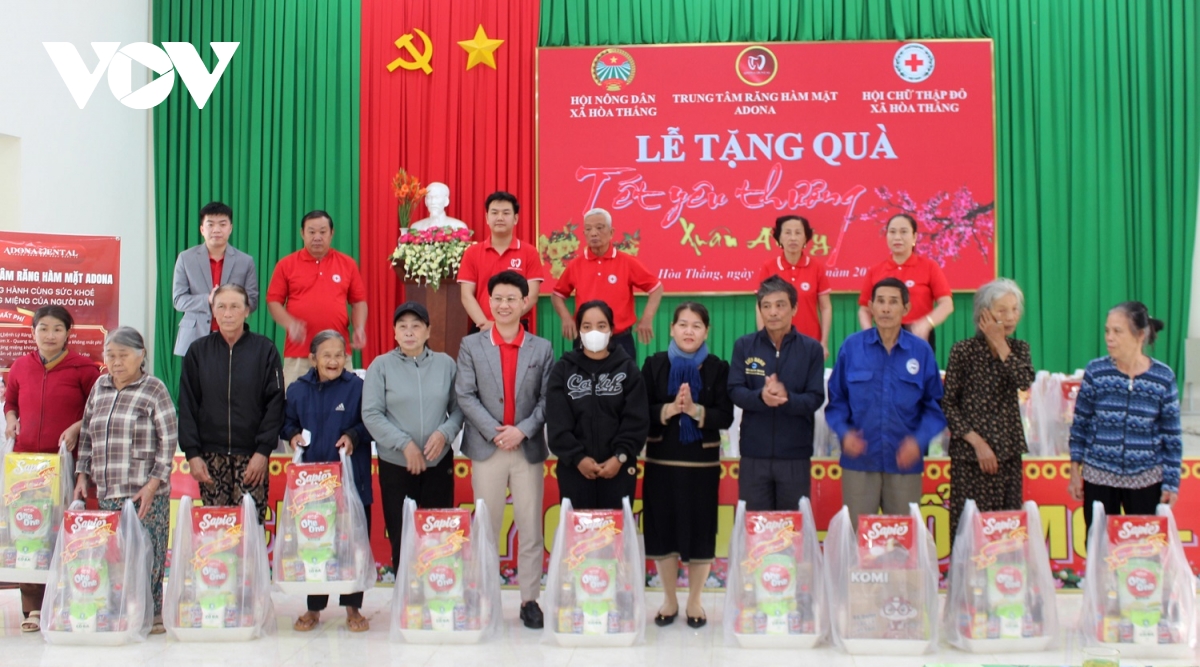 Tặng quà tết và hỗ trợ chăm sóc sức khỏe răng miệng cho người nghèo tại Đắk Lắk