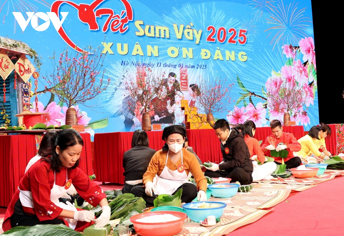 cong nhan, vien chuc lao dong thu do ron rang don tet sum vay - xuan on Dang hinh anh 2