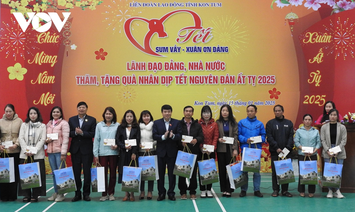 chúc tết, tặng quà người lao động ở nhiều địa phương trong cả nước hình ảnh 4 chuc tet, tang qua nguoi lao dong o nhieu dia phuong trong ca nuoc hinh anh 4
