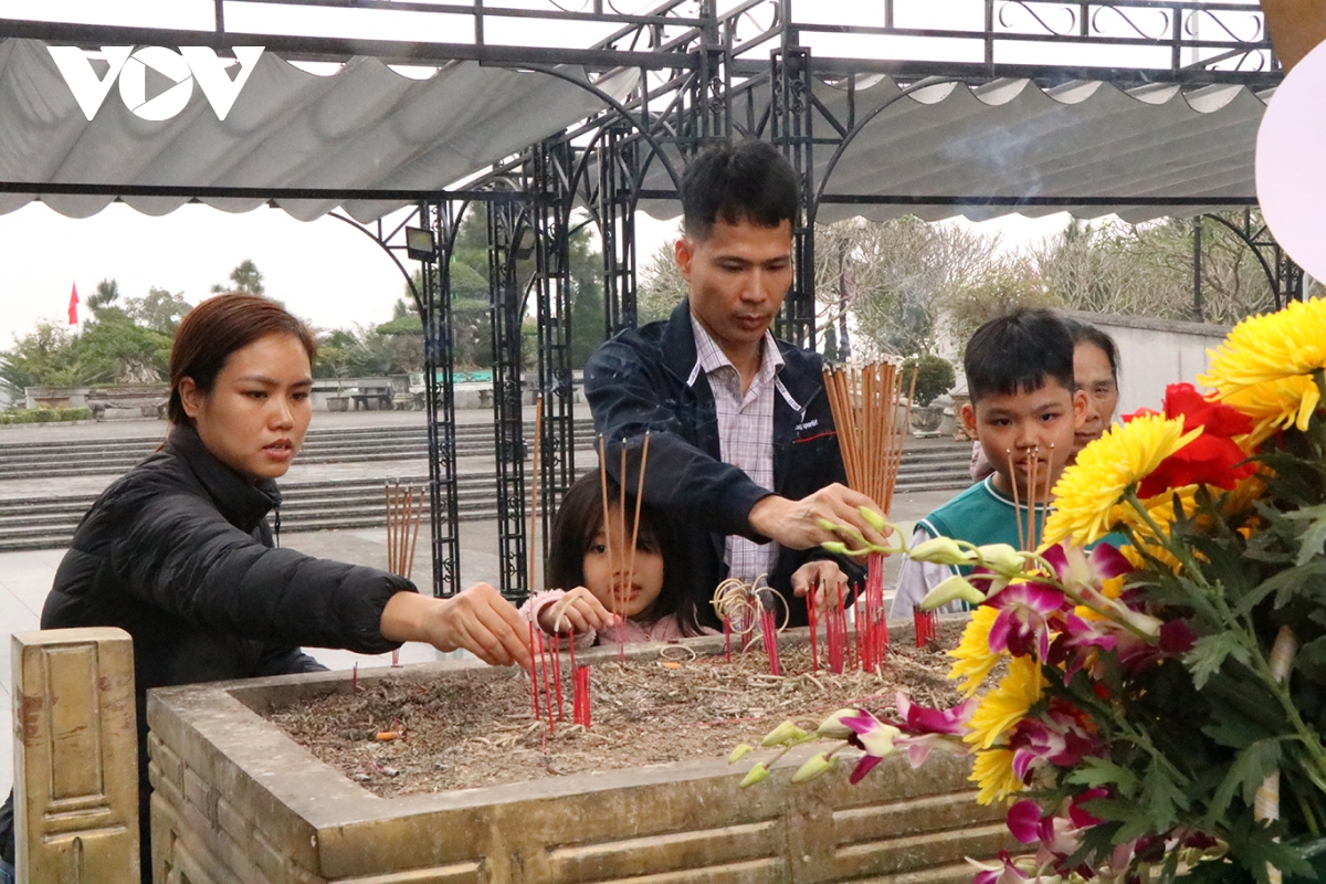 ngay cuoi nam o mien dat thieng quang tri no hoa hoa binh hinh anh 4