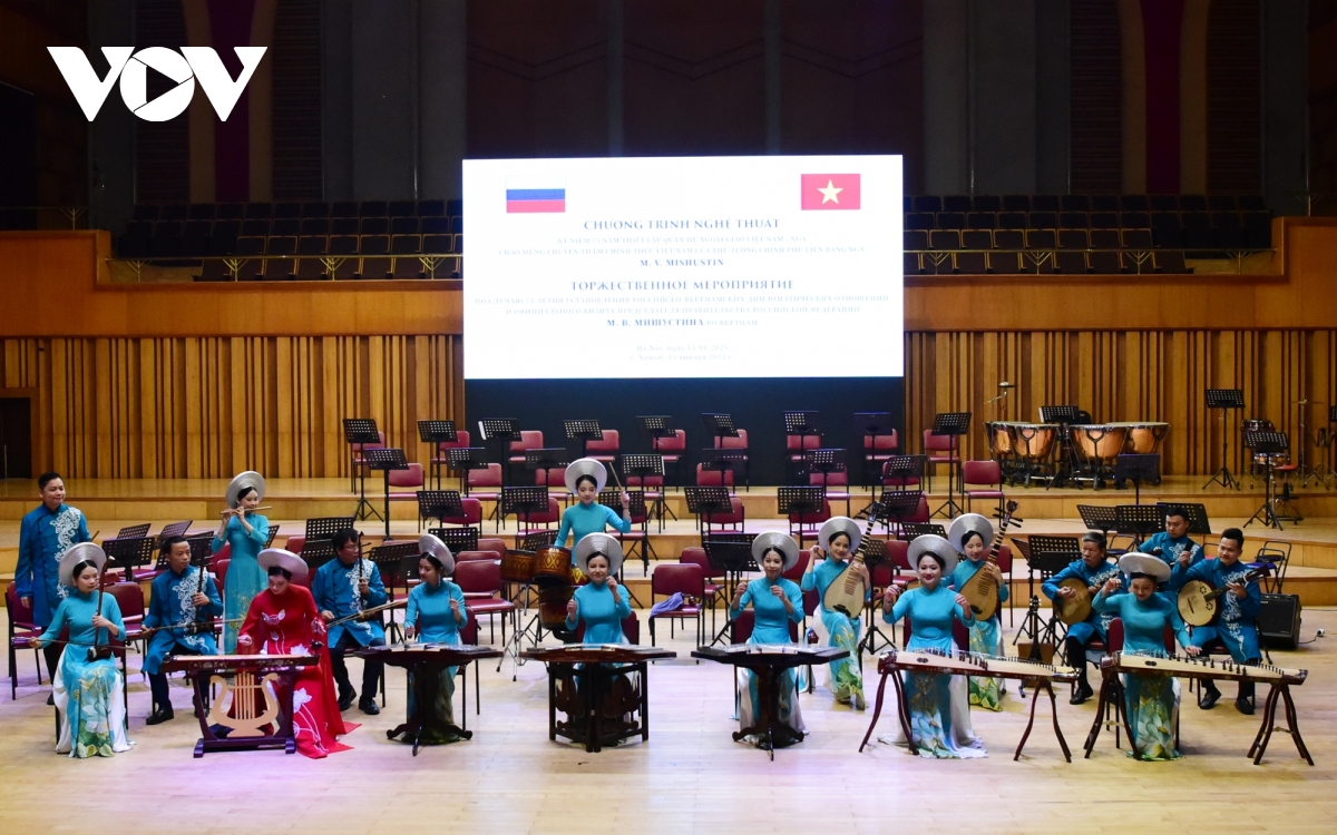 thủ tướng phạm minh chính cùng thủ tướng nga thưởng thức nghệ thuật tại hà nội hình ảnh 3 thu tuong pham minh chinh cung thu tuong nga thuong thuc nghe thuat tai ha noi hinh anh 3