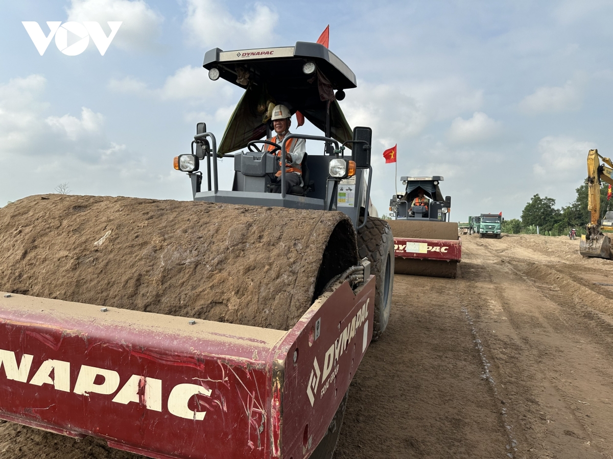 mùng 1 tết, hàng ngàn công nhân, kỹ sư vẫn miệt mài trên công trường ở miền tây hình ảnh 4 mung 1 tet, hang ngan cong nhan, ky su van miet mai tren cong truong o mien tay hinh anh 4