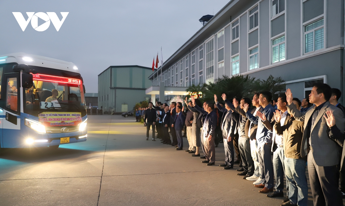 gần 300 chuyến xe 0 đồng đưa thợ mỏ về quê đón tết hình ảnh 1 gan 300 chuyen xe 0 dong dua tho mo ve que don tet hinh anh 1