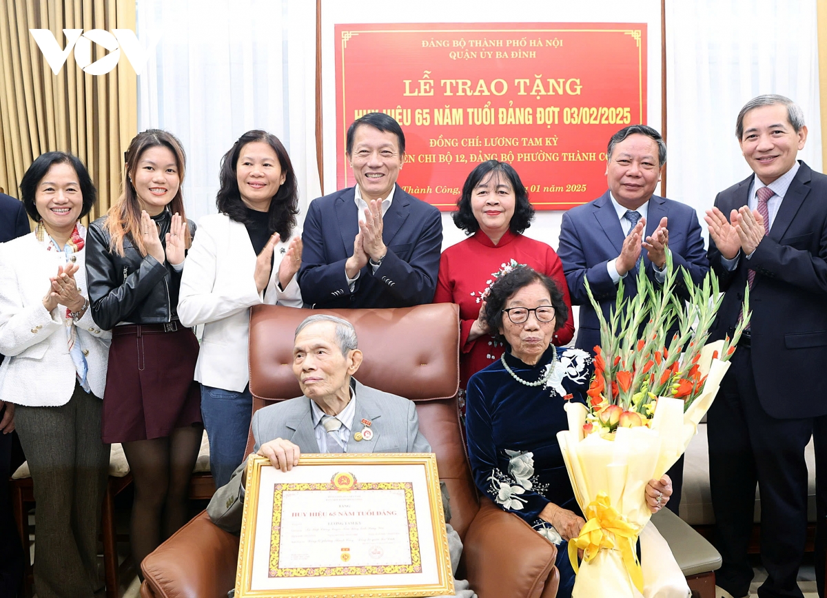 bí thư thành ủy hà nội trao huy hiệu Đảng tặng đảng viên lão thành lương tam kỳ hình ảnh 2 bi thu thanh uy ha noi trao huy hieu Dang tang dang vien lao thanh luong tam ky hinh anh 2