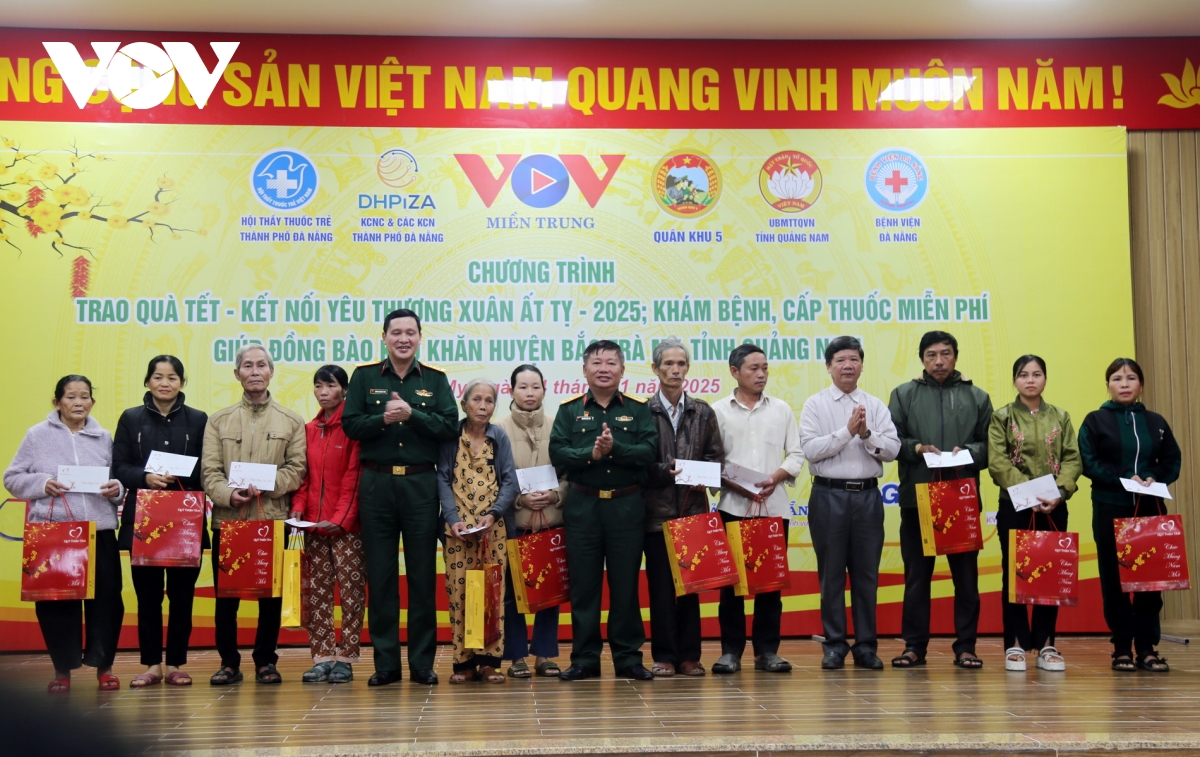 vov mien trung va cac don vi dong hanh trao 1.300 suat qua tet tai quang nam hinh anh 15