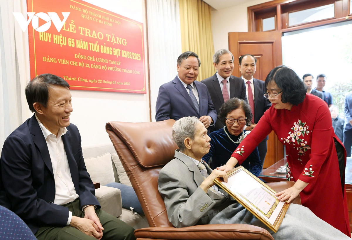 bí thư thành ủy hà nội trao huy hiệu Đảng tặng đảng viên lão thành lương tam kỳ hình ảnh 1 bi thu thanh uy ha noi trao huy hieu Dang tang dang vien lao thanh luong tam ky hinh anh 1