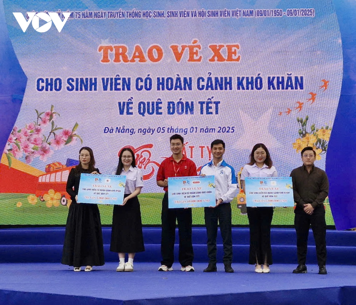 Đà nẵng trao vé xe tết và học bổng tặng sinh viên hình ảnh 2 Da nang trao ve xe tet va hoc bong tang sinh vien hinh anh 2