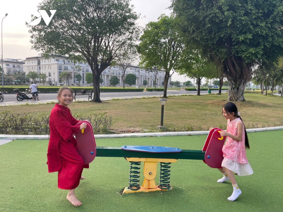 người dân tp.hcm xúng xính áo dài du xuân trong tiết trời mát mẻ hình ảnh 9 nguoi dan tp.hcm xung xinh ao dai du xuan trong tiet troi mat me hinh anh 9