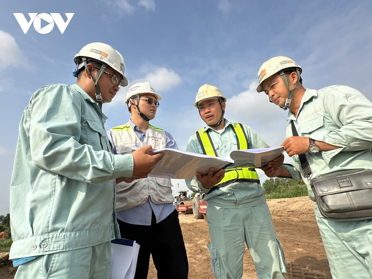 mùng 1 tết, hàng ngàn công nhân, kỹ sư vẫn miệt mài trên công trường ở miền tây hình ảnh 2 mung 1 tet, hang ngan cong nhan, ky su van miet mai tren cong truong o mien tay hinh anh 2