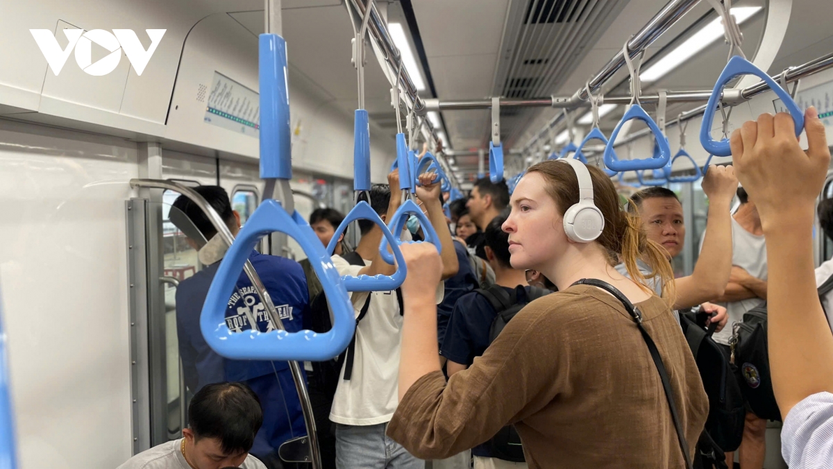 metro 1 hoạt động xuyên đêm để phục vụ người dân xem pháo hoa hình ảnh 1 metro 1 hoat dong xuyen dem de phuc vu nguoi dan xem phao hoa hinh anh 1