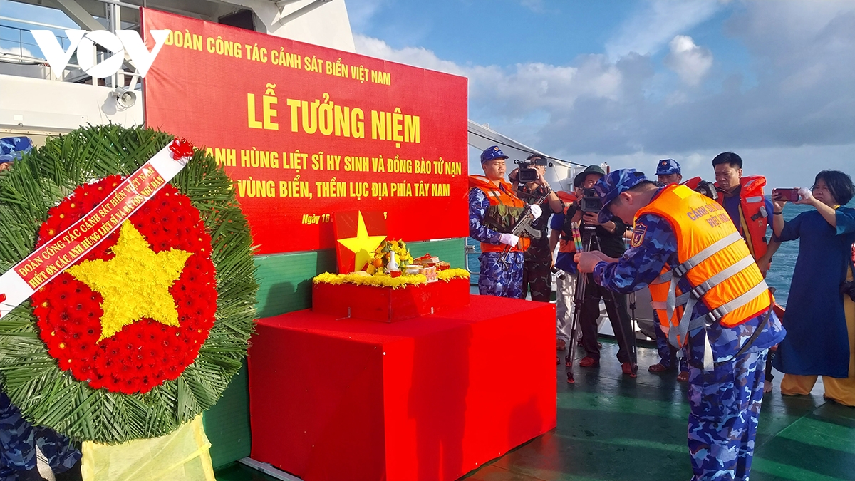 Cảnh sát biển dâng hương, thả hoa tri ân các anh hùng liệt sỹ, đồng bào tử nạn