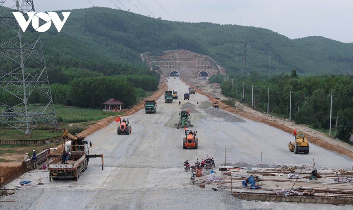 công trường cao tốc quảng ngãi - hoài nhơn nhộn nhịp những ngày giáp tết hình ảnh 2 cong truong cao toc quang ngai - hoai nhon nhon nhip nhung ngay giap tet hinh anh 2