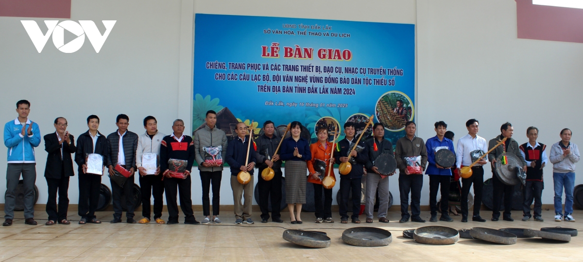 Đắk lắk cấp chiêng, trang phục hỗ trợ đội văn nghệ vùng dân tộc thiểu số hình ảnh 2 Dak lak cap chieng, trang phuc ho tro doi van nghe vung dan toc thieu so hinh anh 2