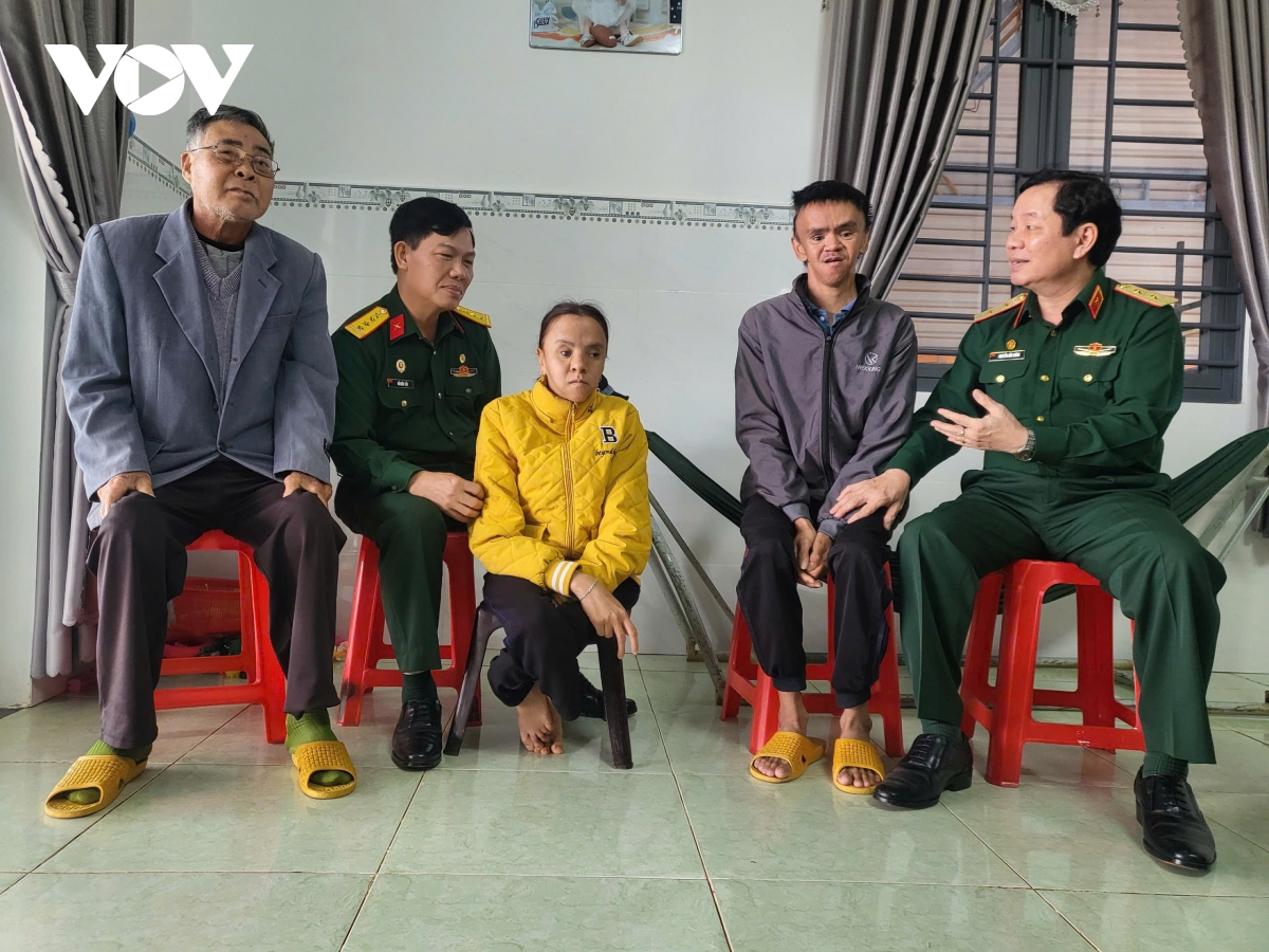 lãnh đạo đảng, nhà nước và tỉnh thành tặng quà nhân dịp tết nguyên đán hình ảnh 8 lanh dao dang, nha nuoc va tinh thanh tang qua nhan dip tet nguyen dan hinh anh 8