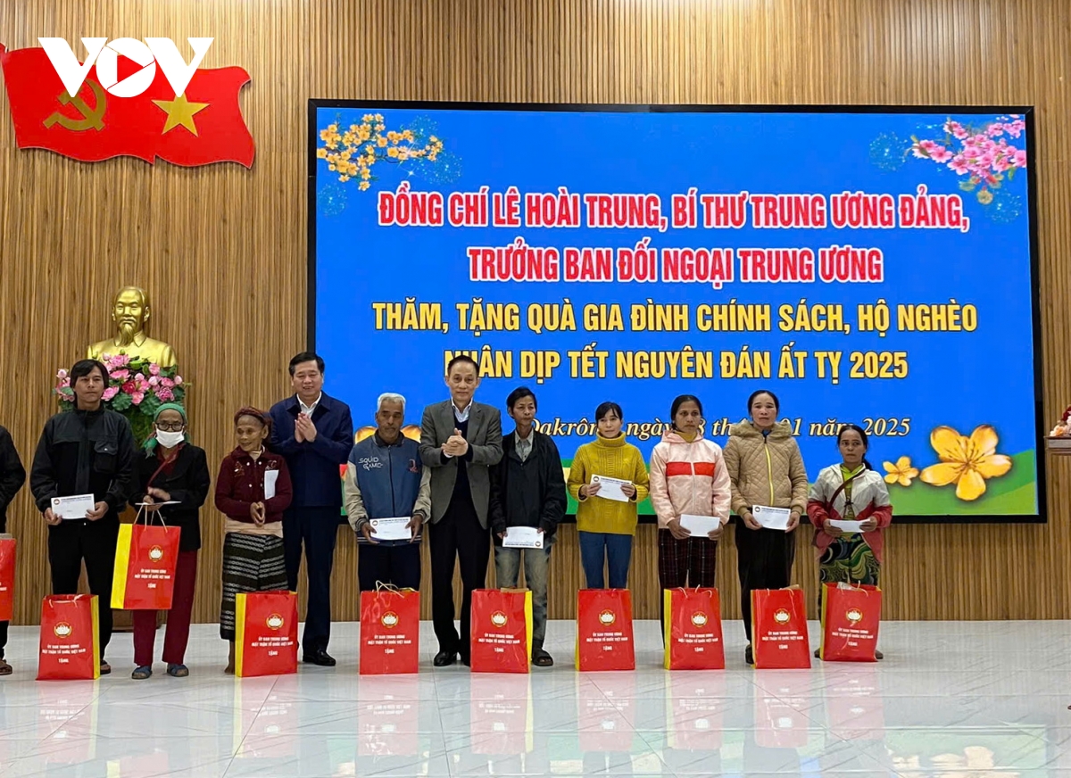 Trưởng Ban Đối ngoại Trung ương Lê Hoài Trung tặng quà Tết tại Quảng Trị