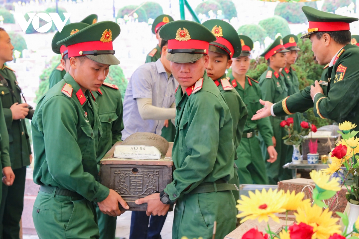 Truy điệu, an táng 8 hài cốt liệt sĩ quân tình nguyện Việt Nam hy sinh tại Lào