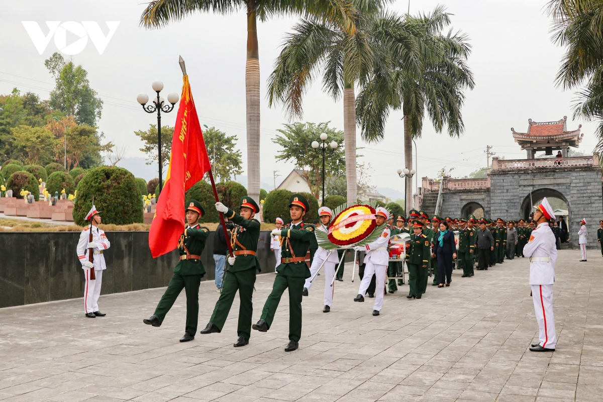 truy điệu, an táng 8 hài cốt liệt sĩ quân tình nguyện việt nam hy sinh tại lào hình ảnh 1 truy dieu, an tang 8 hai cot liet si quan tinh nguyen viet nam hy sinh tai lao hinh anh 1