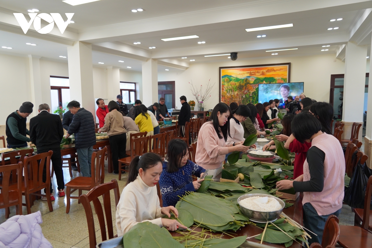 Người Việt ở Bắc Kinh gói nỗi nhớ nhà và giữ hồn Tết trong chiếc bánh chưng xanh