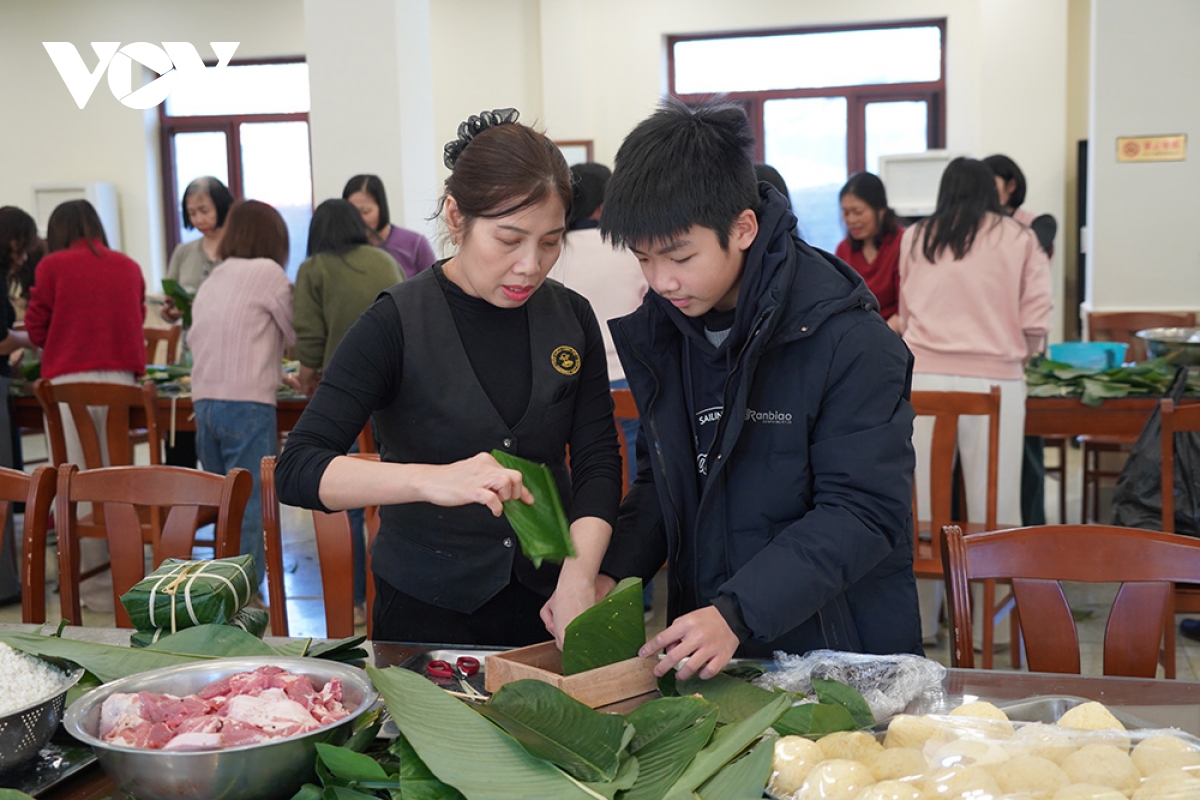 nguoi viet o bac kinh goi noi nho nha va giu hon tet trong chiec banh chung xanh hinh anh 6