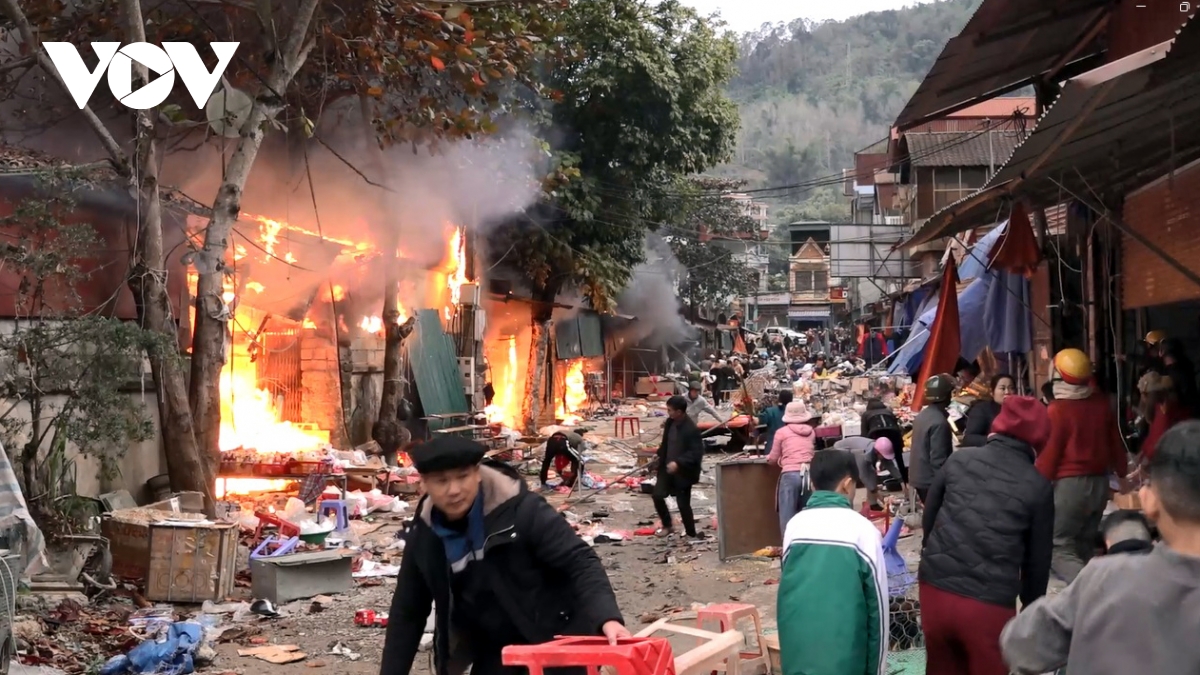 chay cho trung tam huyen yen minh o ha giang hinh anh 6