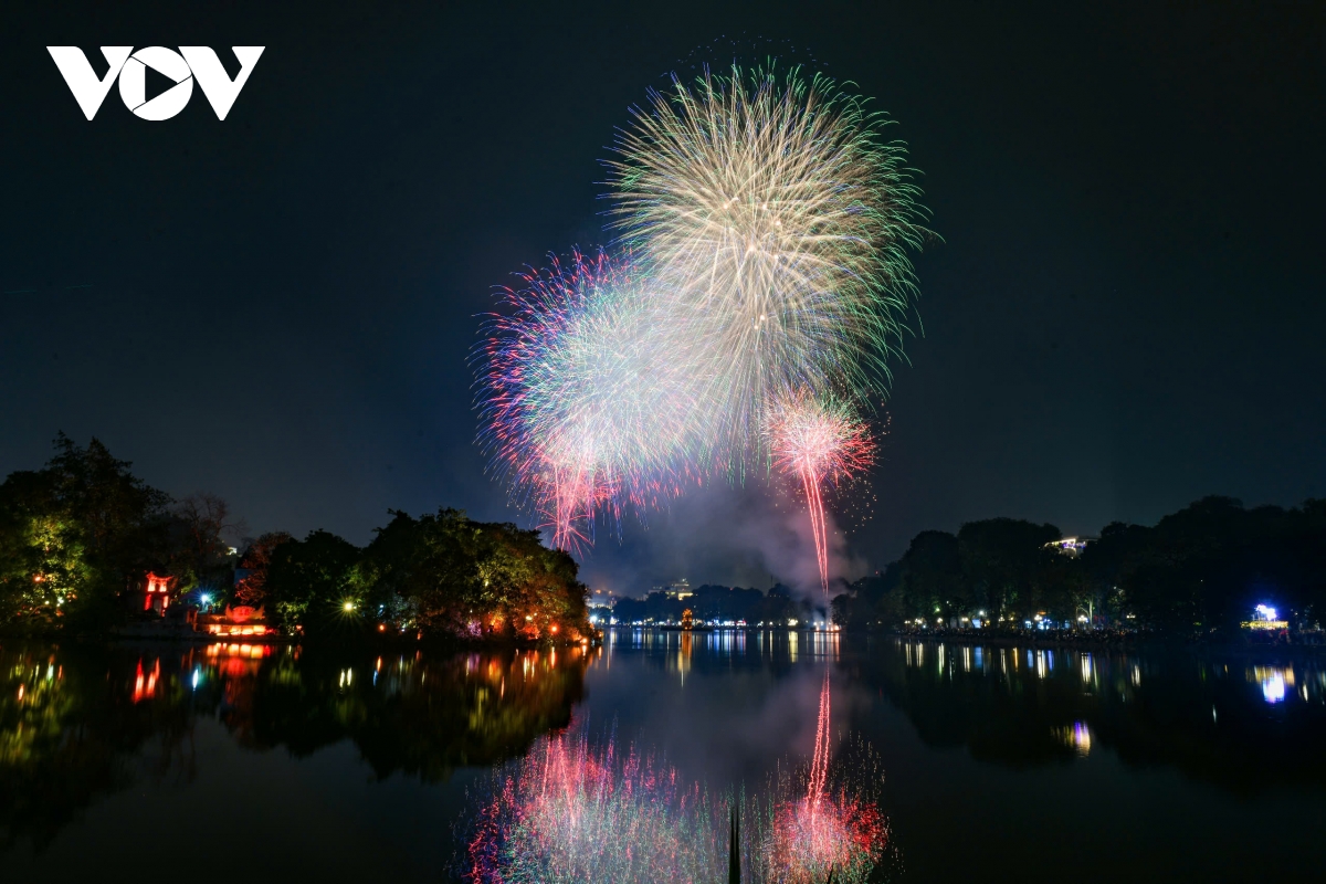 phao hoa lung linh tren bau troi ha noi hinh anh 1