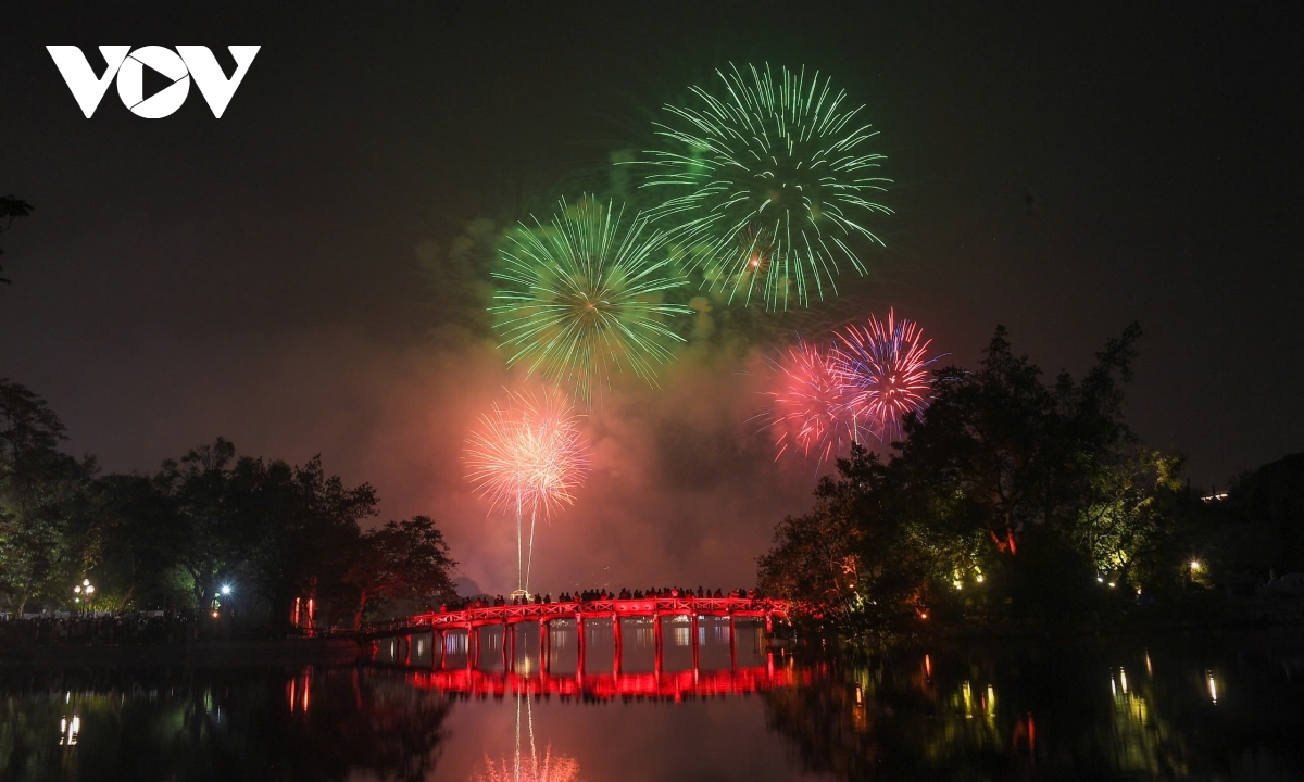 phao hoa lung linh tren bau troi ha noi hinh anh 3