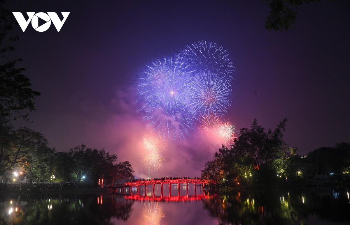 phao hoa lung linh tren bau troi ha noi hinh anh 2