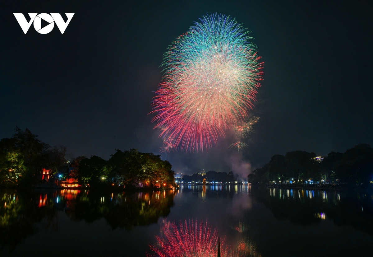 phao hoa lung linh tren bau troi ha noi hinh anh 11