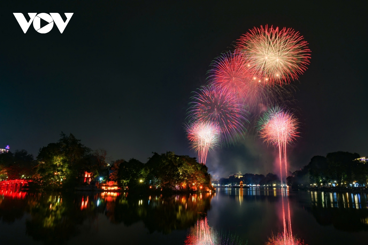 phao hoa lung linh tren bau troi ha noi hinh anh 10