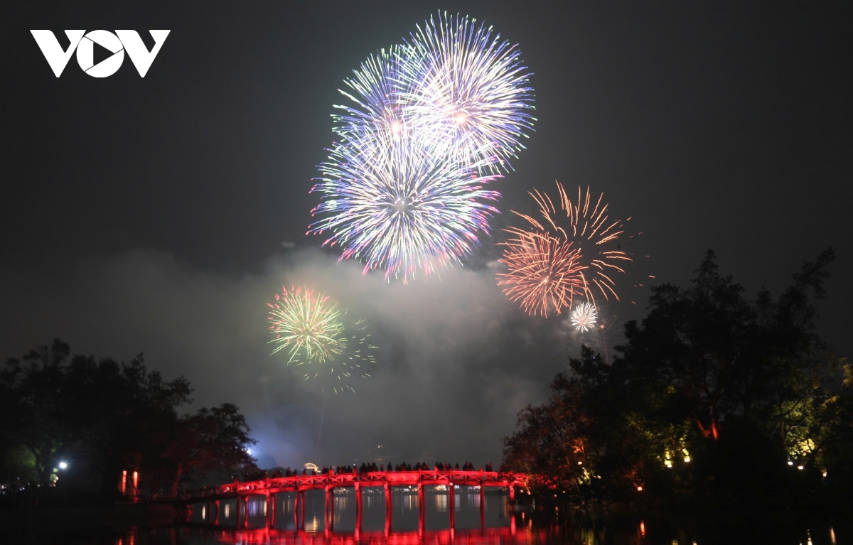 phao hoa lung linh tren bau troi ha noi hinh anh 9