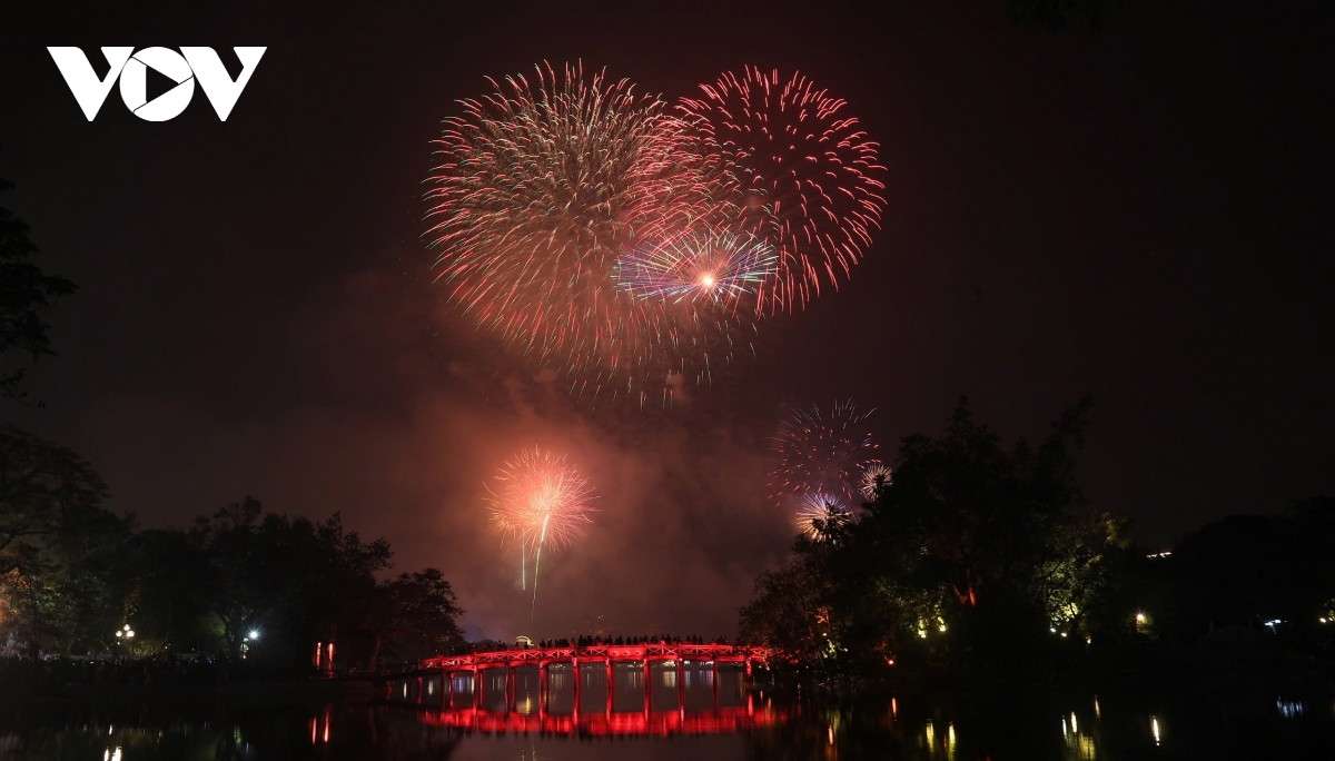 phao hoa lung linh tren bau troi ha noi hinh anh 7