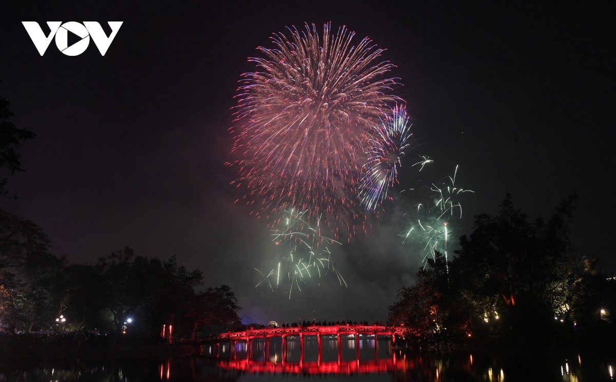 phao hoa lung linh tren bau troi ha noi hinh anh 5