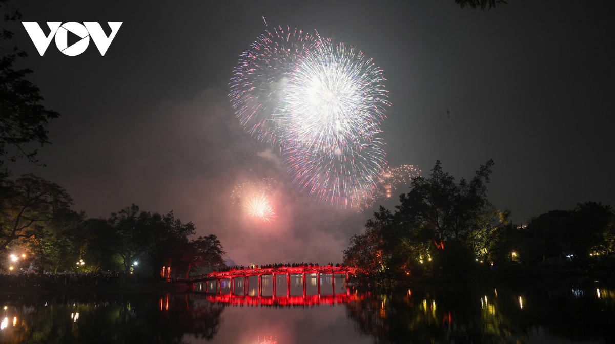 phao hoa lung linh tren bau troi ha noi hinh anh 4